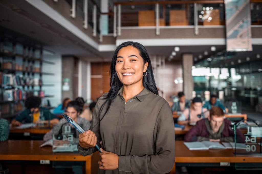 Анонс более 30 новых программ на Coursera и Udemy, помогающих учащимся развивать навыки работы с ИИ и «человеческие» навыки