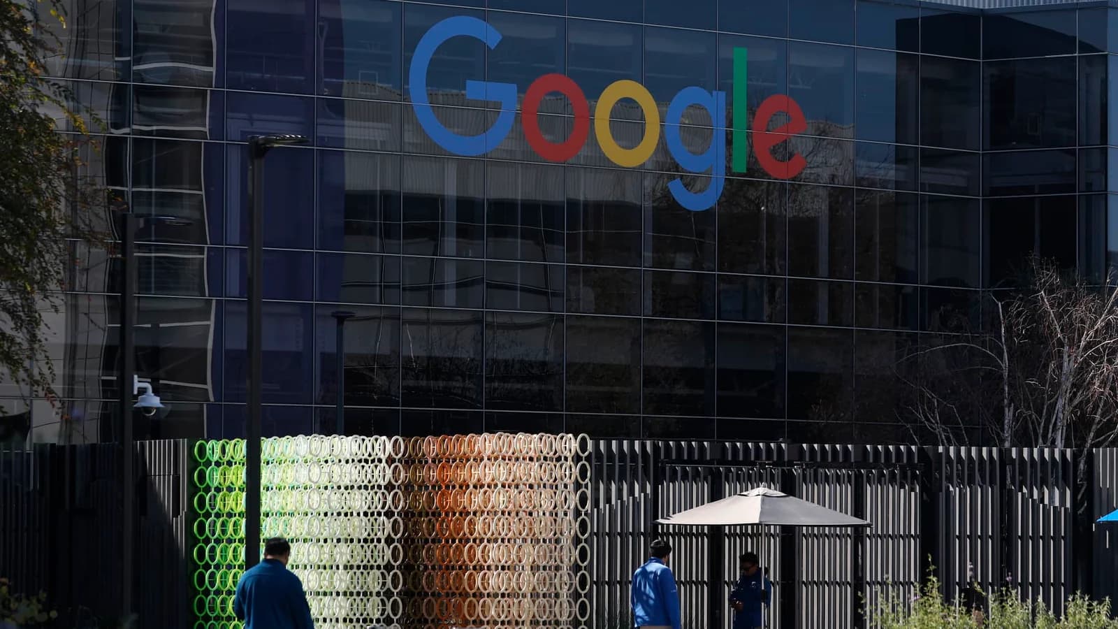 Alphabet тянет вниз фьючерсы на Nasdaq, так как акции сталкиваются с рекордным падением после публикации отчетности